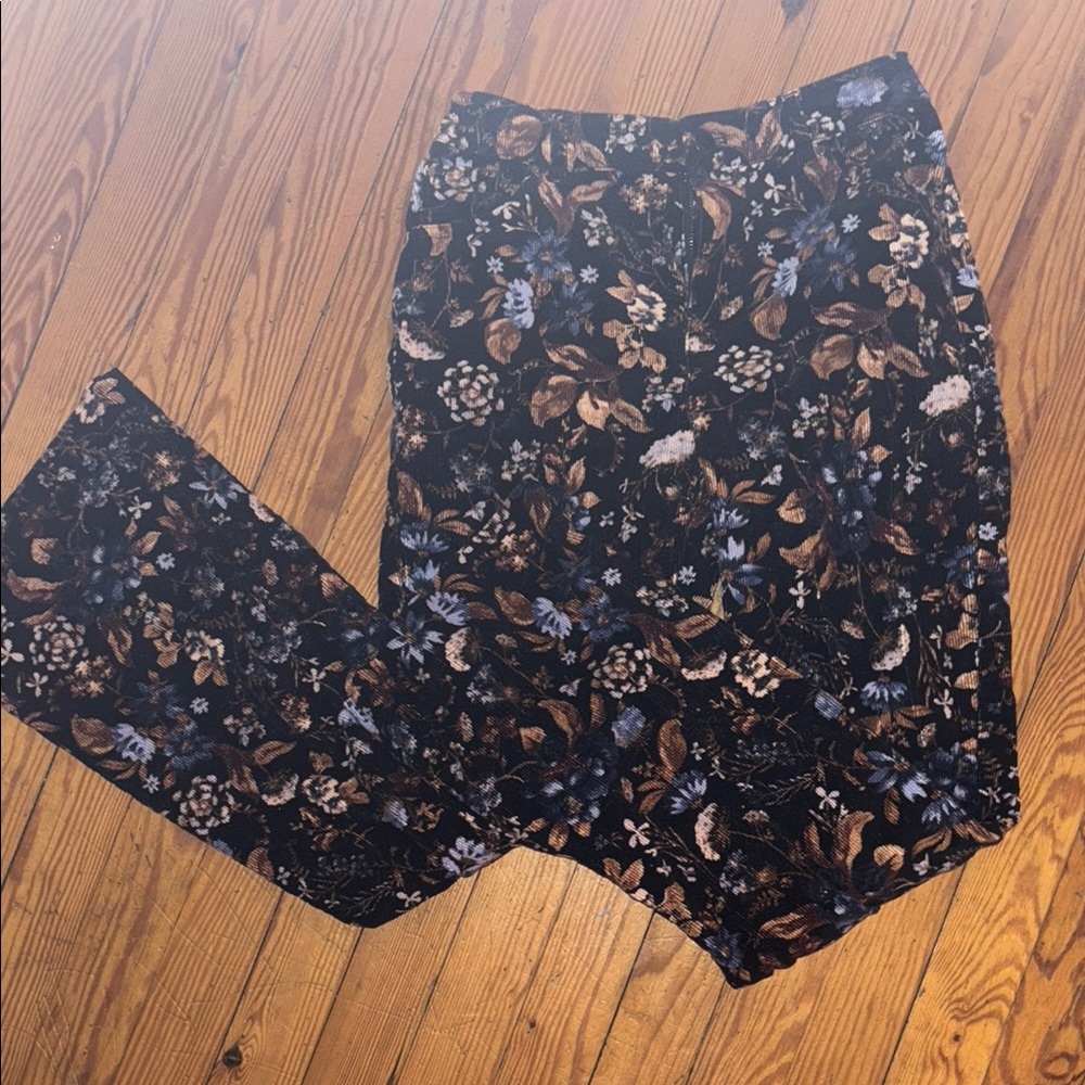 Floral Patterned Pants - Picture 4 of 8
